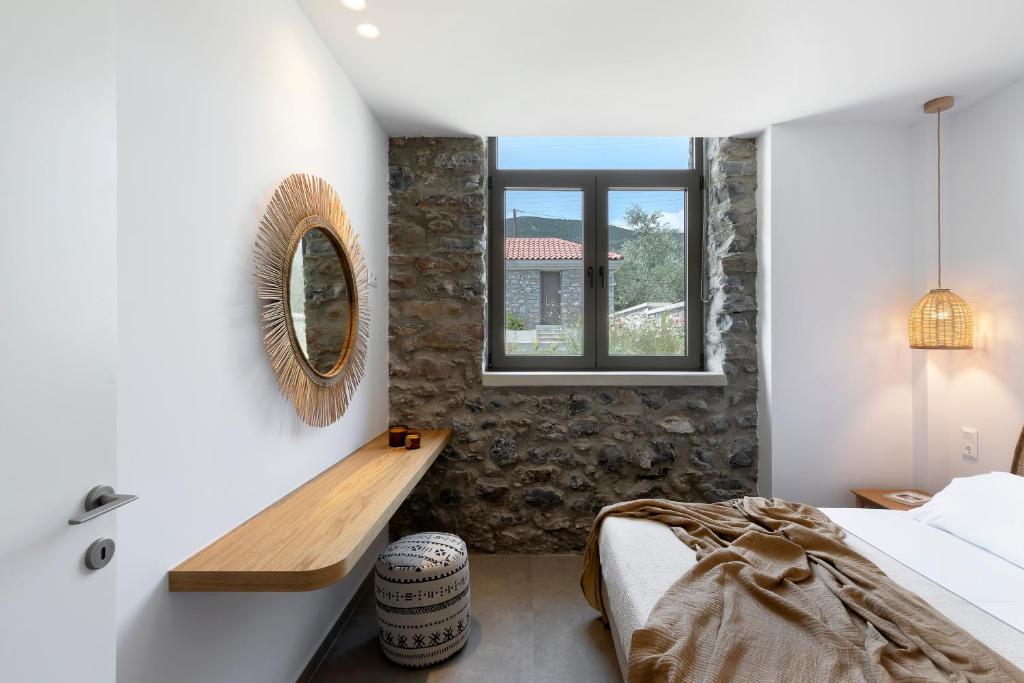 Postel nebo postele na pokoji v ubytování Lichnos Luxury Suites