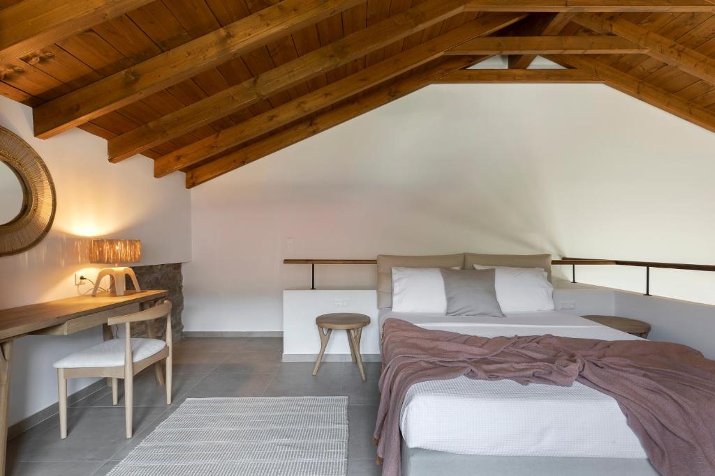 Postel nebo postele na pokoji v ubytování Lichnos Luxury Suites