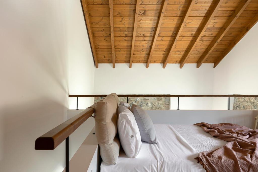 Postel nebo postele na pokoji v ubytování Lichnos Luxury Suites