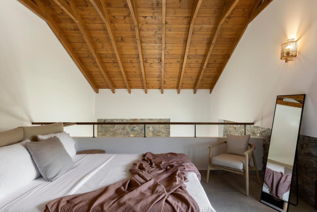 Postel nebo postele na pokoji v ubytování Lichnos Luxury Suites