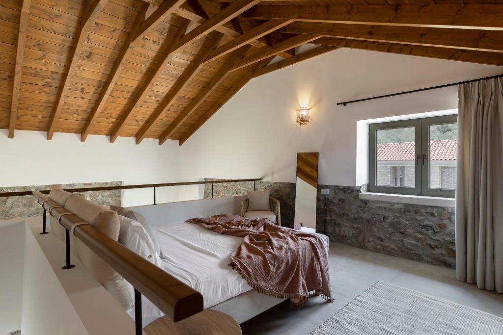 Postel nebo postele na pokoji v ubytování Lichnos Luxury Suites