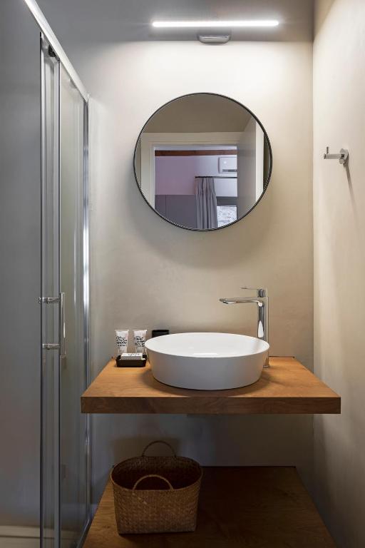 Koupelna v ubytování Lichnos Luxury Suites