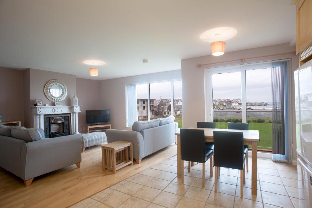 
A seating area at Portrush Seaview Apartments
