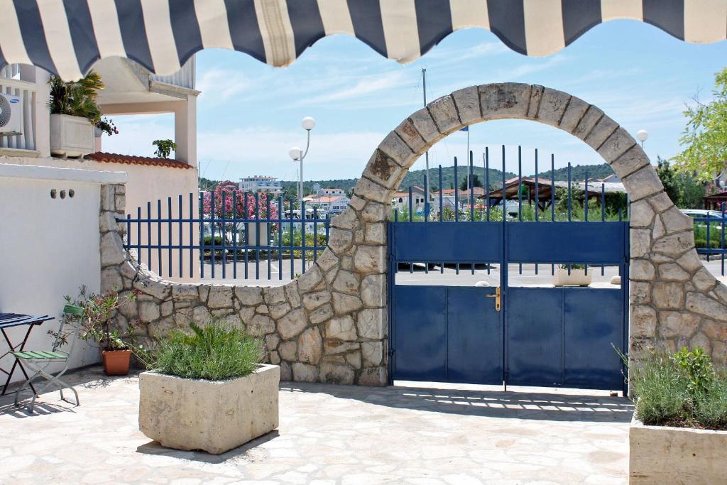 Fotografie z fotogalerie ubytování Apartments by the sea Jezera, Murter - 5057 v destinaci Jezera