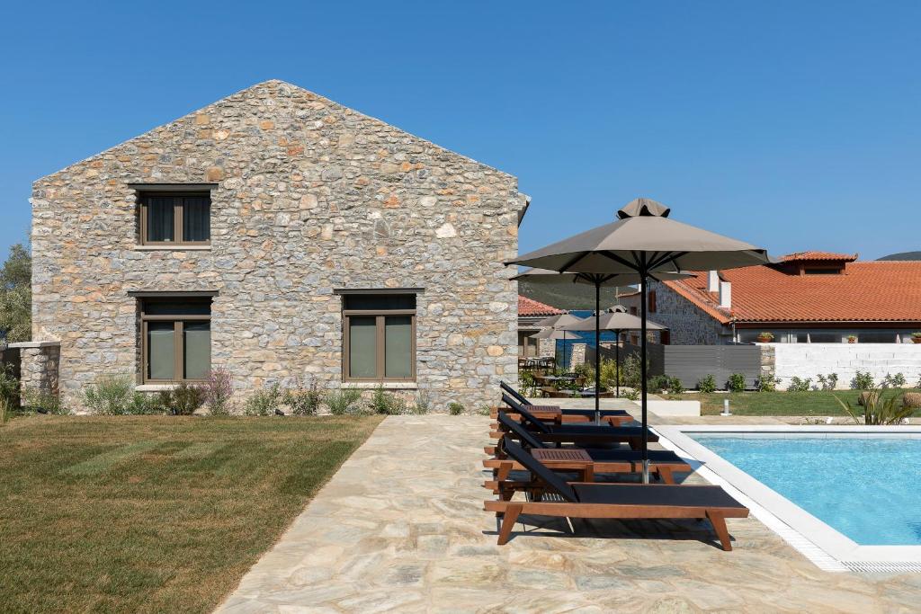 Bazén v ubytování Lichnos Luxury Suites nebo v jeho okolí