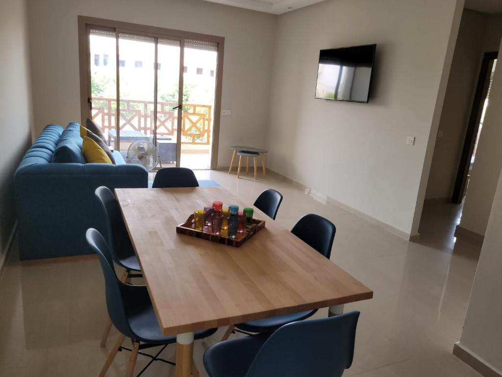 TV a/nebo společenská místnost v ubytování Appartement avec piscine à saidia Climatisation et Wifi