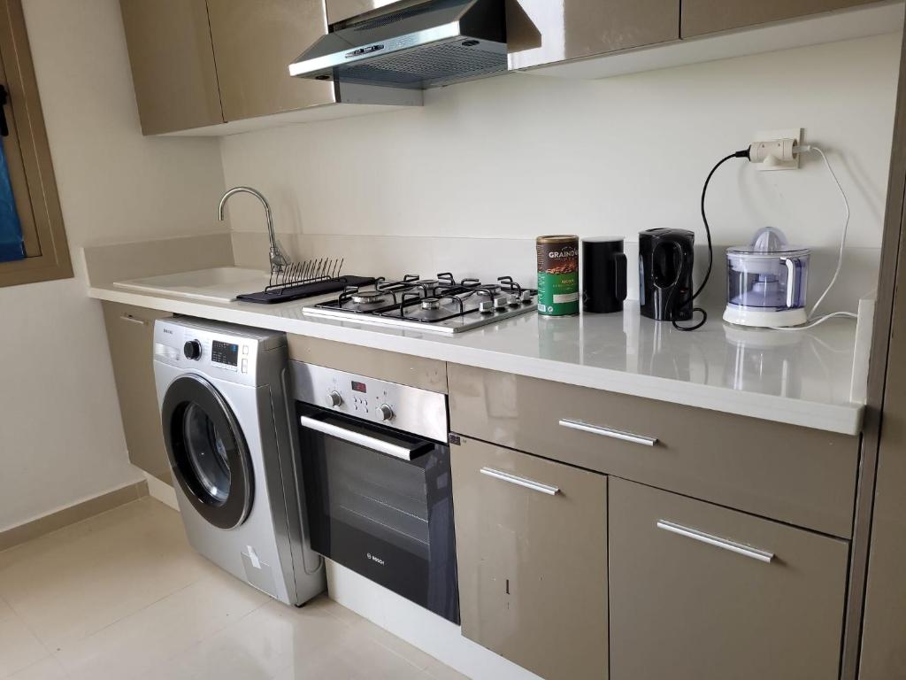 Kuchyň nebo kuchyňský kout v ubytování Appartement avec piscine à saidia Climatisation et Wifi