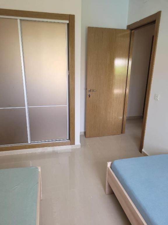 Postel nebo postele na pokoji v ubytování Appartement avec piscine à saidia Climatisation et Wifi