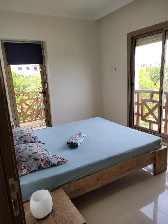 Postel nebo postele na pokoji v ubytování Appartement avec piscine à saidia Climatisation et Wifi