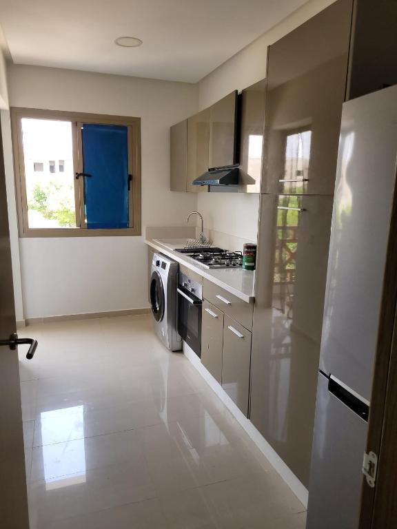 Kuchyň nebo kuchyňský kout v ubytování Appartement avec piscine à saidia Climatisation et Wifi