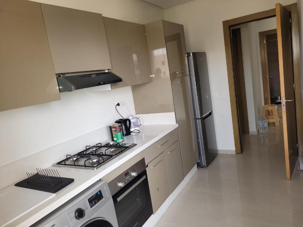 Kuchyň nebo kuchyňský kout v ubytování Appartement avec piscine à saidia Climatisation et Wifi