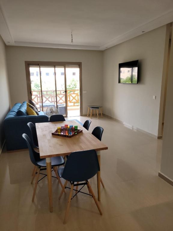 TV a/nebo společenská místnost v ubytování Appartement avec piscine à saidia Climatisation et Wifi