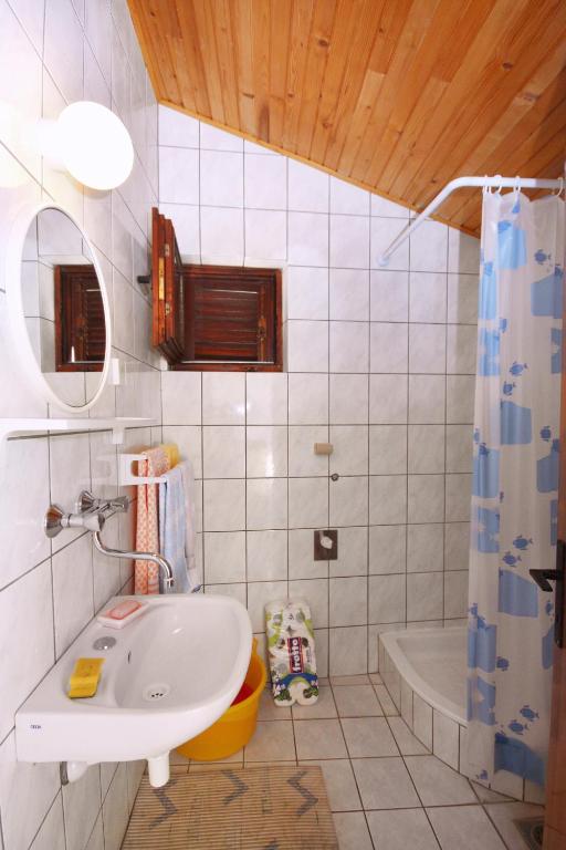 Een badkamer bij Apartments with a parking space Jezera, Murter - 5093