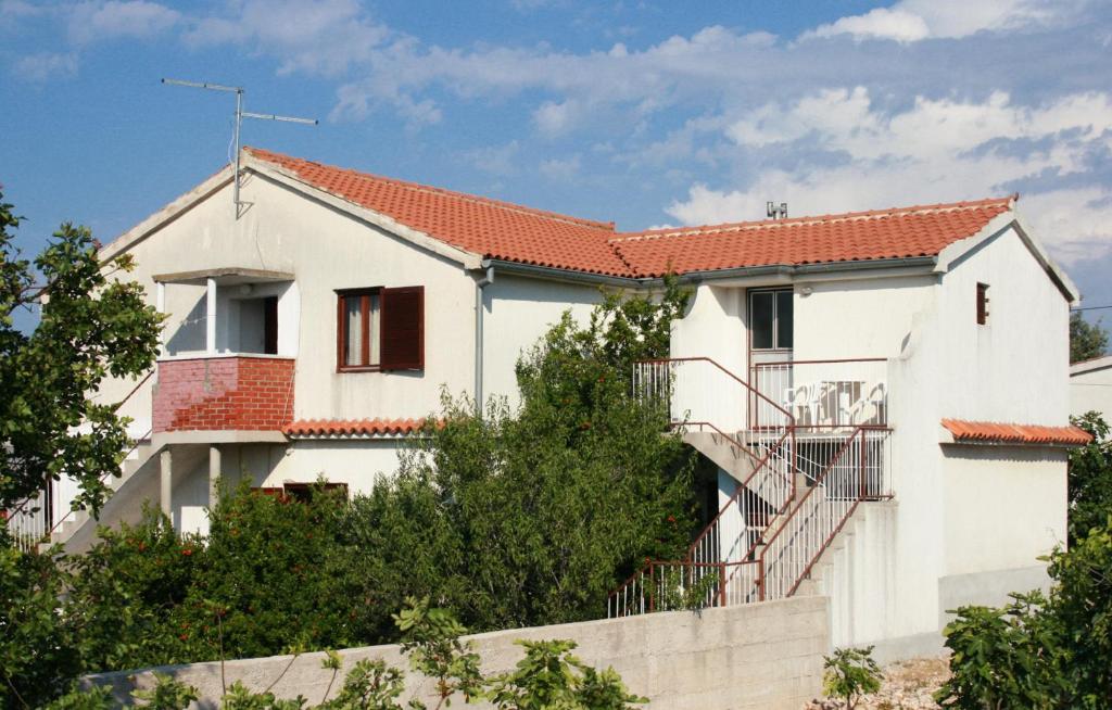 ein weißes Haus mit einem roten Dach in der Unterkunft Apartment Jezera 5093a in Jezera