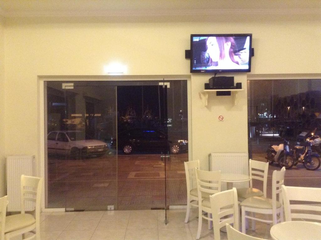 A television and/or entertainment centre at Hotel Jason