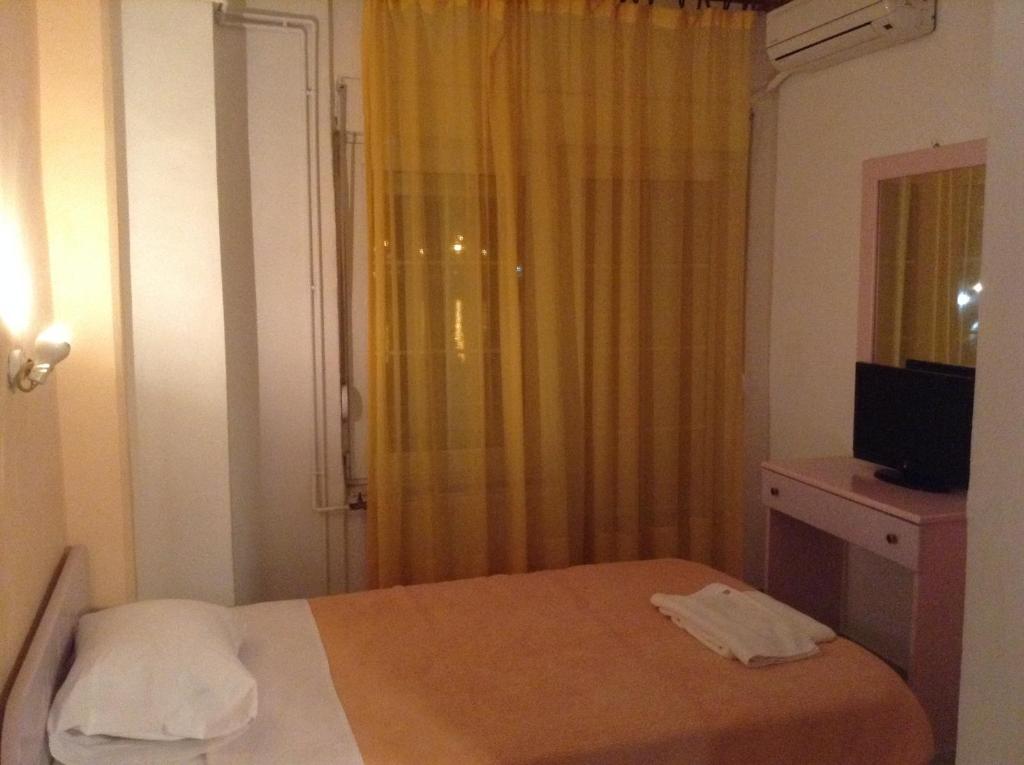 A bed or beds in a room at Hotel Jason