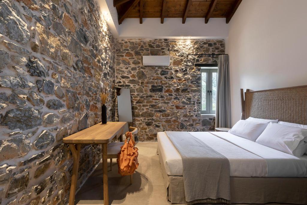 Postel nebo postele na pokoji v ubytování Lichnos Luxury Suites
