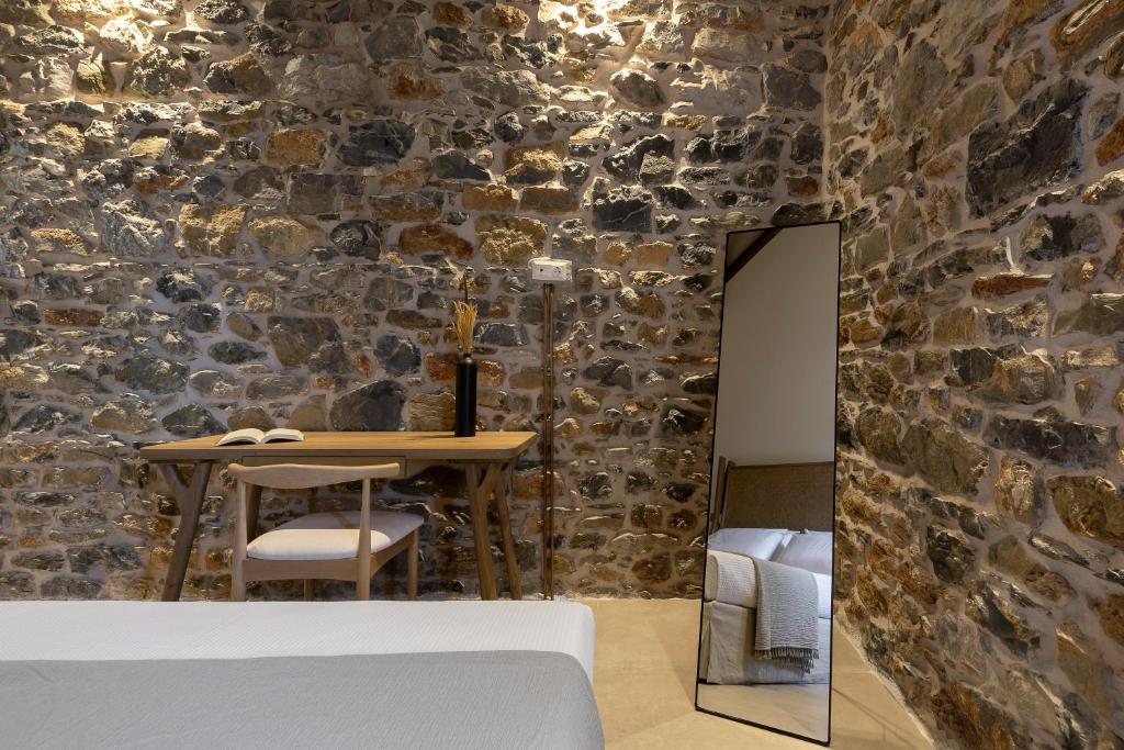 Postel nebo postele na pokoji v ubytování Lichnos Luxury Suites