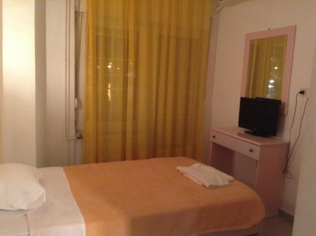 A television and/or entertainment centre at Hotel Jason