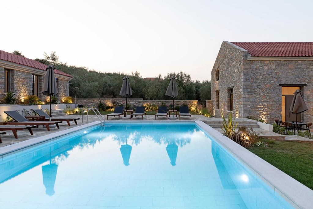Bazén v ubytování Lichnos Luxury Suites nebo v jeho okolí
