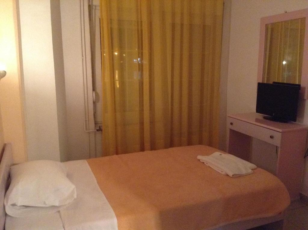 A bed or beds in a room at Hotel Jason
