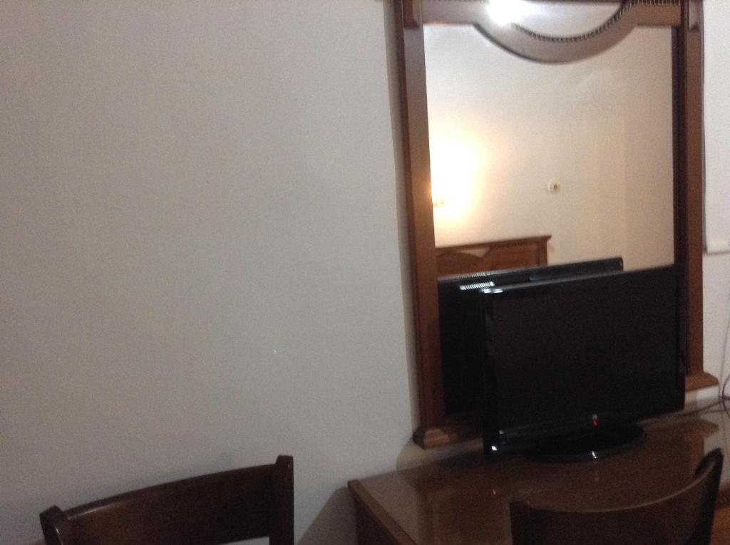 A television and/or entertainment centre at Hotel Jason