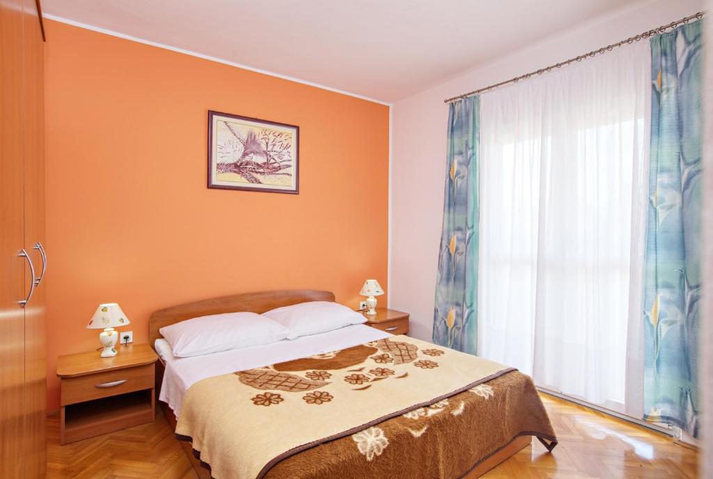 Posteľ alebo postele v izbe v ubytovaní Apartments with parking spaces Murter - 5088