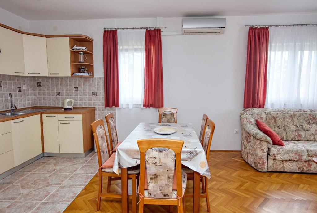 Kuchyňa alebo kuchynka v ubytovaní Apartments with parking spaces Murter - 5088