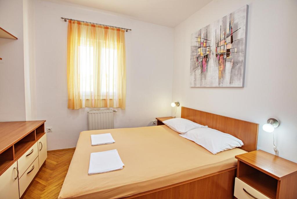 Posteľ alebo postele v izbe v ubytovaní Apartments with parking spaces Murter - 5088