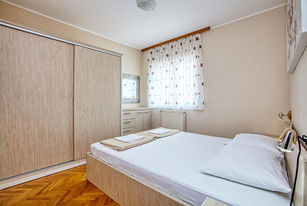 Posteľ alebo postele v izbe v ubytovaní Apartments with parking spaces Murter - 5088