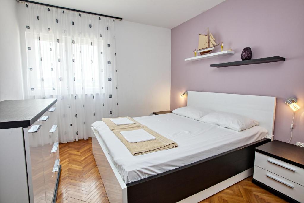 Posteľ alebo postele v izbe v ubytovaní Apartments with parking spaces Murter - 5088