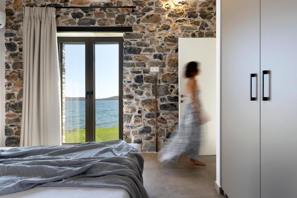 Postel nebo postele na pokoji v ubytování Lichnos Luxury Suites
