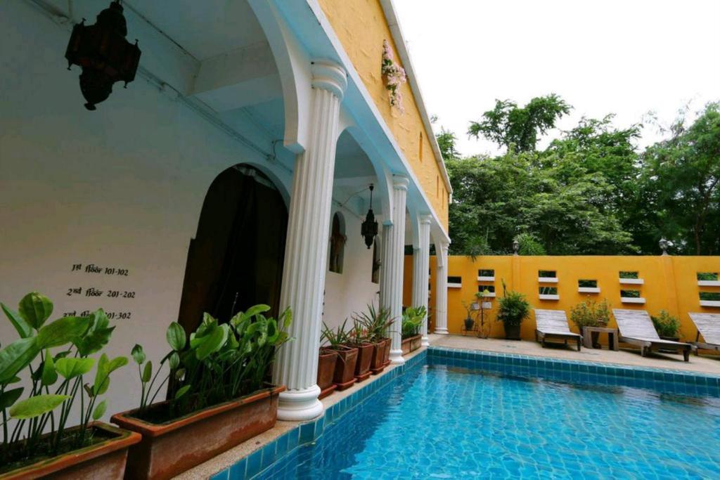 Bazén v ubytování Riad Hua Hin nebo v jeho okolí