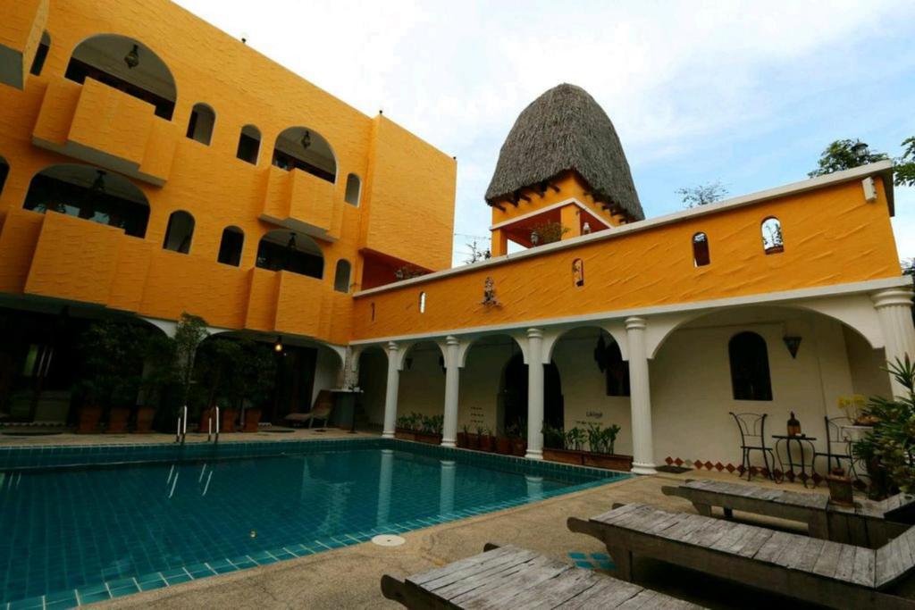Bazén v ubytování Riad Hua Hin nebo v jeho okolí