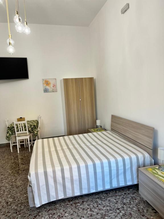A bed or beds in a room at Le Dimore di "TOTIGGIA"