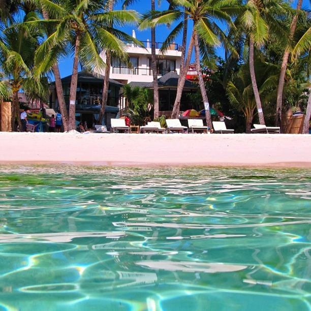 Bazén v ubytování Boracay Beach Houses nebo v jeho okolí