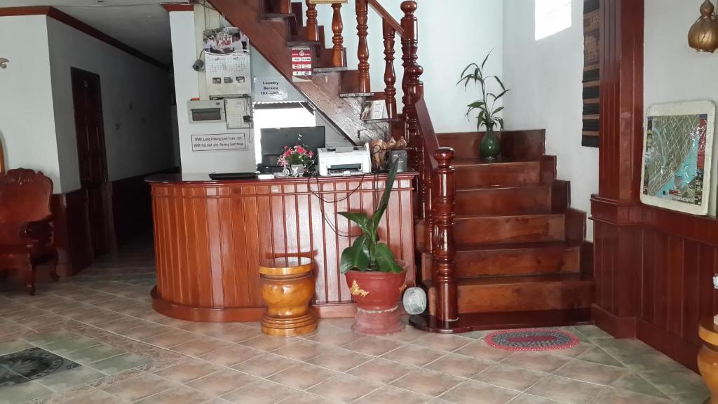 una scala in una casa con una pianta in vaso di Hoxieng Guesthouse 1 a Luang Prabang