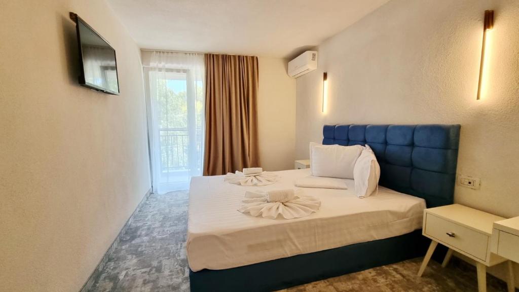 um quarto de hotel com uma cama e uma janela em Mojo Resort em Eforie Sud