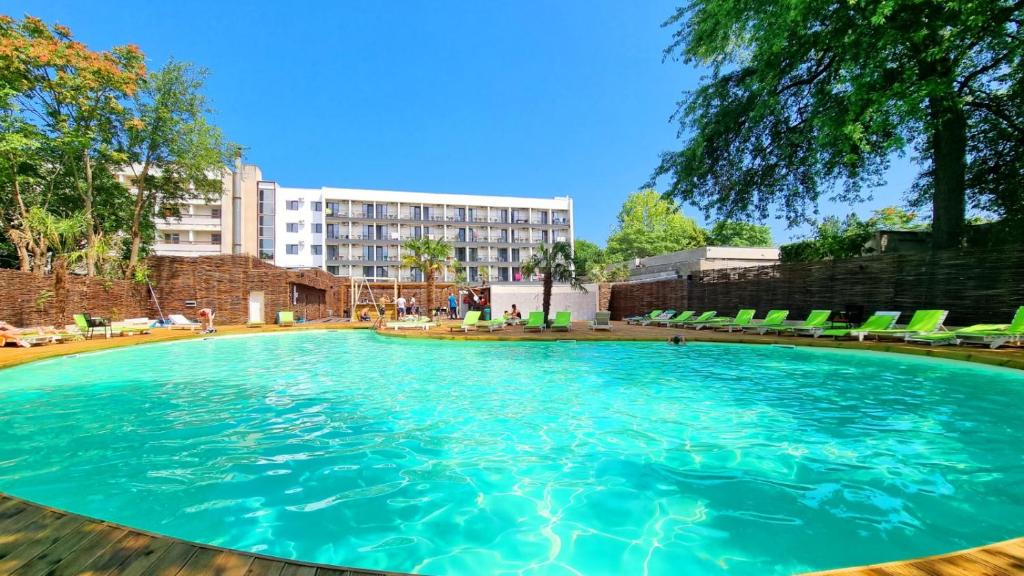 Bazén v ubytování Mojo Resort nebo v jeho okolí