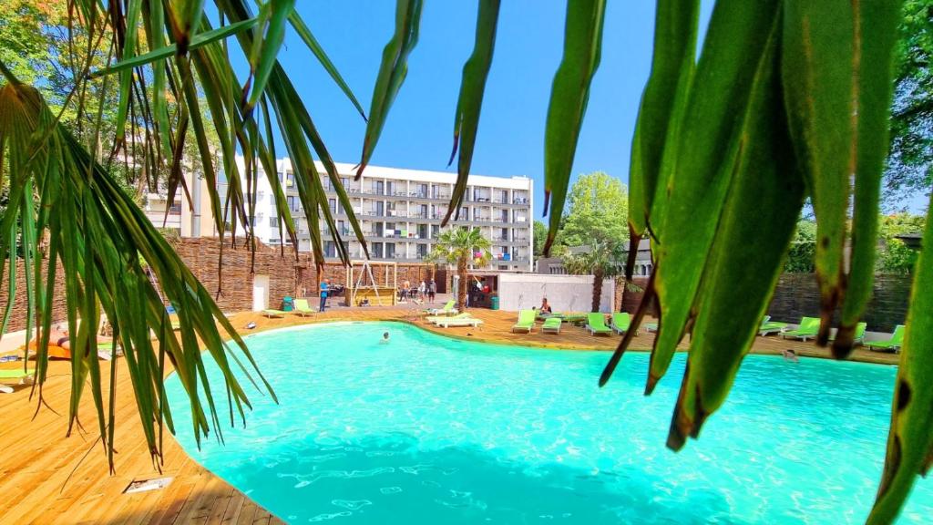 Bazén v ubytování Mojo Resort nebo v jeho okolí