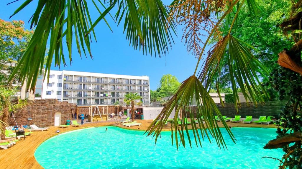 Bazén v ubytování Mojo Resort nebo v jeho okolí