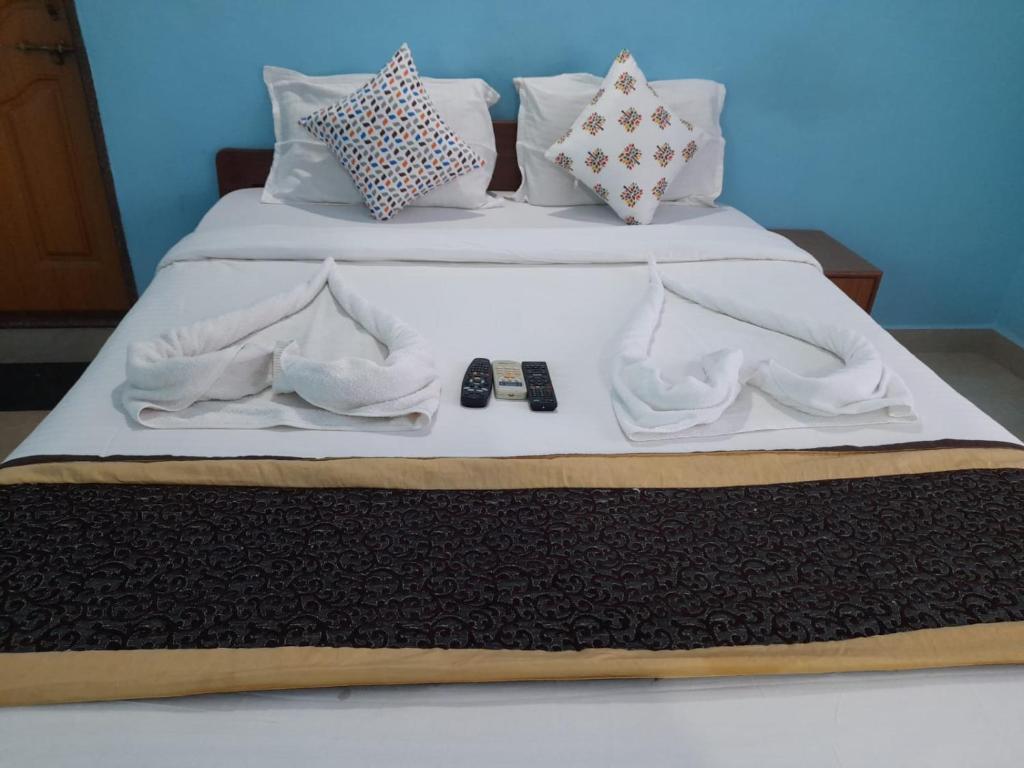 Postel nebo postele na pokoji v ubytování Hotel Raaj Inn