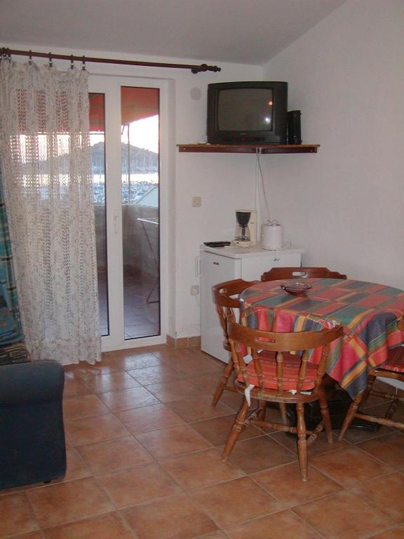Televízia a/alebo spoločenská miestnosť v ubytovaní Apartment Murter 5122d