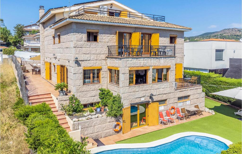 アレーリャにあるAmazing Home In Alella With 6 Bedrooms, Outdoor Swimming Pool And Swimming Poolの大きな石造りの家(目の前にプールあり)