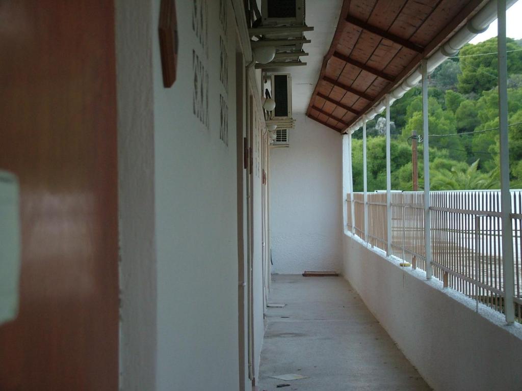 pusty korytarz budynku z dużym oknem w obiekcie George's Apartment w miejscowości Agia Marina