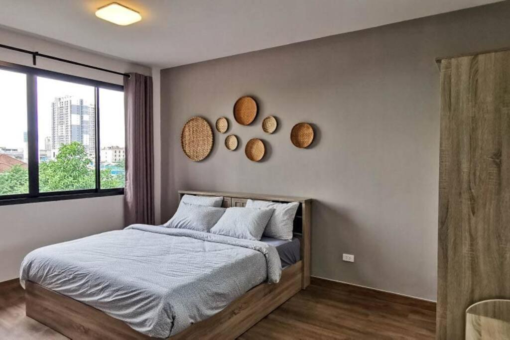 um quarto com uma cama e espelhos na parede em 8FINITE House em Bang Su