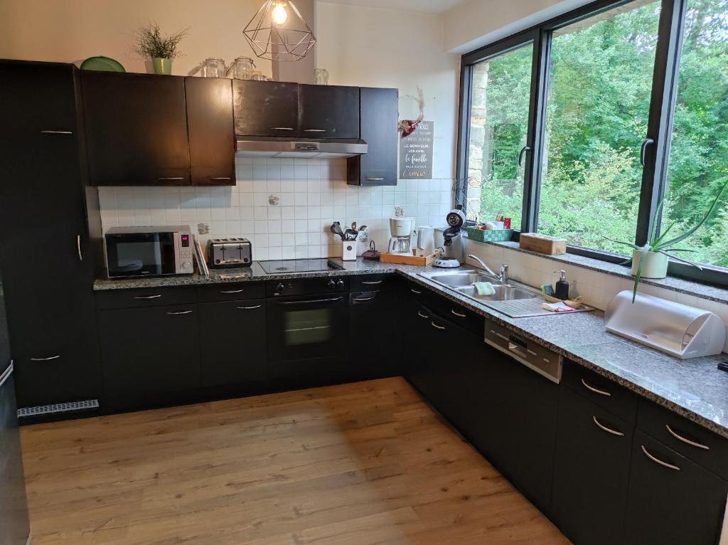 Kuchyň nebo kuchyňský kout v ubytování Villa Viveye