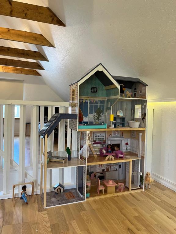 ein Puppenhaus mit einer Küche in einem Zimmer in der Unterkunft Kunderi 16 Holiday House in Rakvere