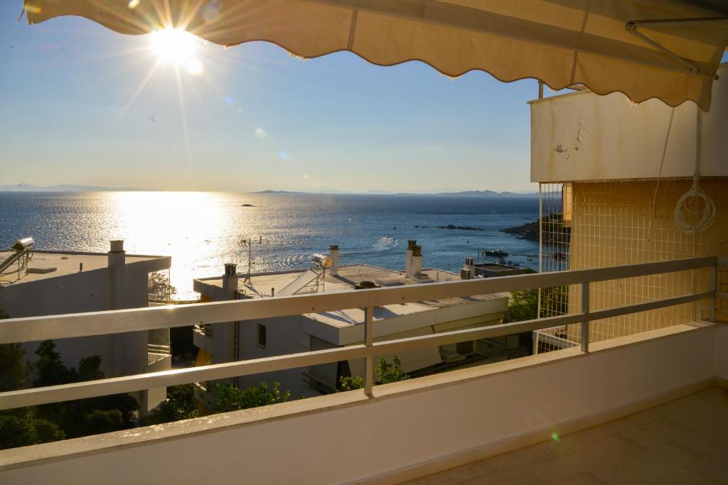 Galeriebild der Unterkunft Anavissos Panoramic sea view apt with shared pool in Anavyssos
