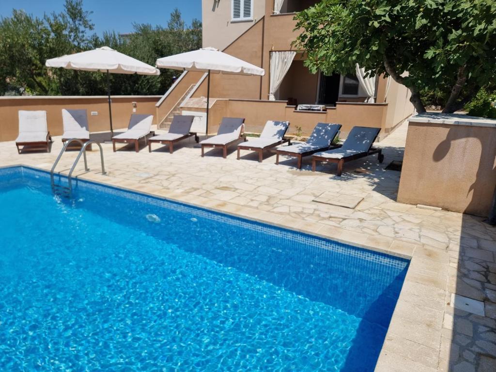 Bazén v ubytovaní Apartments Bagić alebo v jeho blízkosti